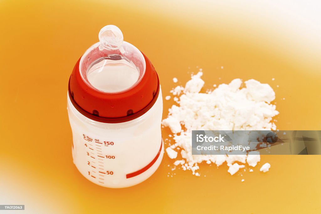 式の赤ちゃんに餌ボトルや乳首 - 粉ミルクのロイヤリ��ティフリーストックフォト
