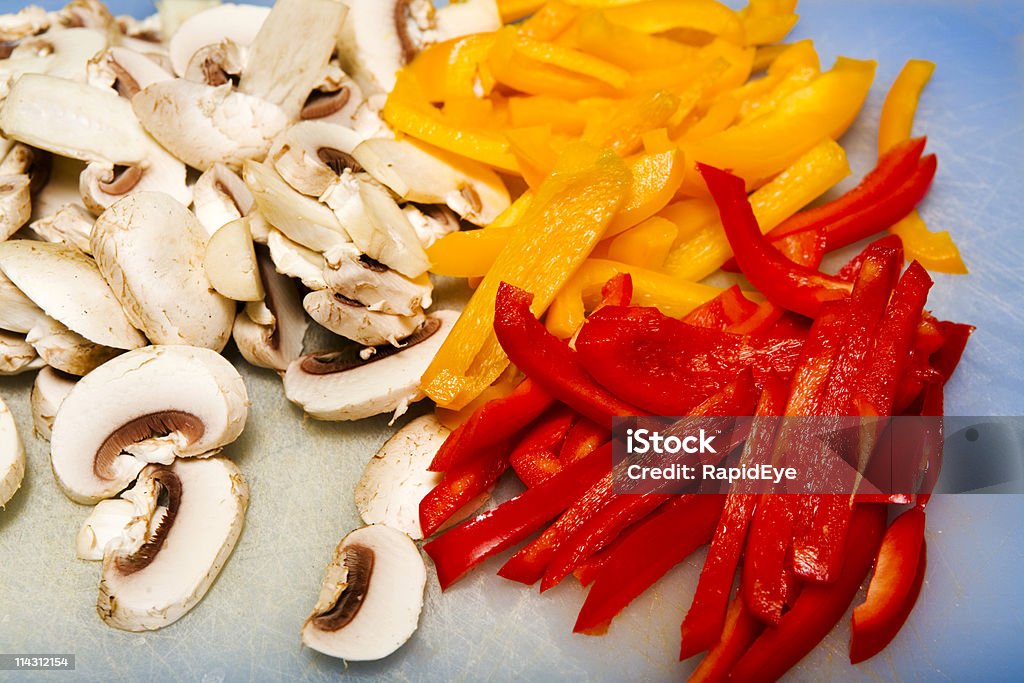 Amarelo e vermelho peppers com cogumelos - Royalty-free Cogumelo Branco Foto de stock