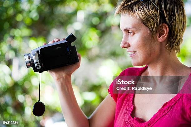 Vídeo Doméstico Disparos - Fotografias de stock e mais imagens de Adulto - Adulto, Ao Ar Livre, Cabelo Curto - Comprimento de Cabelo