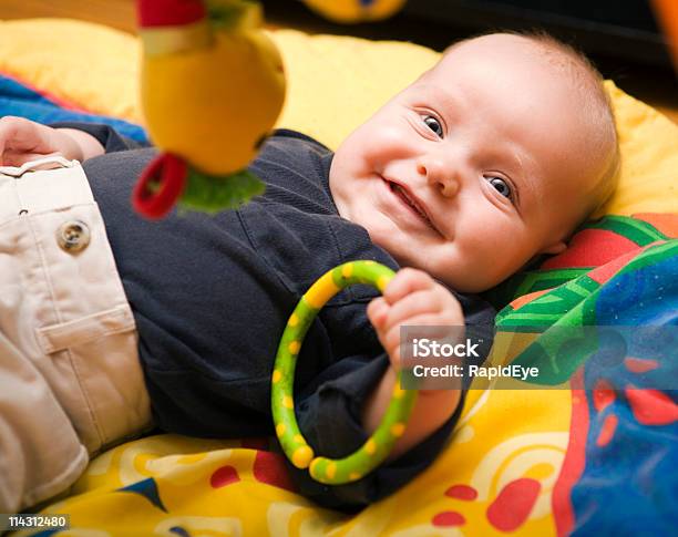 Uśmiech Dziecka - zdjęcia stockowe i więcej obrazów Nasycona barwa - Nasycona barwa, Niemowlę, 0 - 11 miesięcy