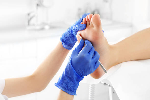 trattamento pedicure - podiatrist pedicure human foot toenail foto e immagini stock