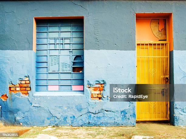 Foto de Corridadown House e mais fotos de stock de Favela - Área Destituída - Favela - Área Destituída, Porta principal, Quebrado