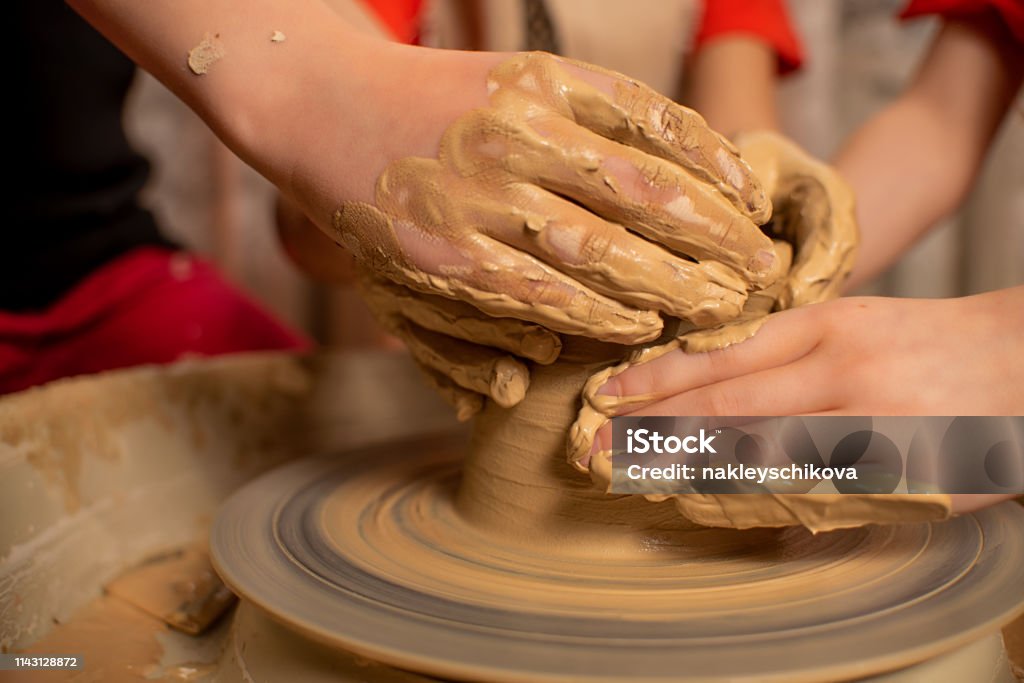 Tangan anak-anak bekerja dengan tanah liat pada mesin khusus. Produk dari tanah liat - Bebas Royalti Anak - Umur manusia Foto Stok Tangan anak-anak bekerja dengan tanah liat pada mesin khusus. Produk dari tanah liat - Bebas Royalti Anak - Umur manusia Foto Stok