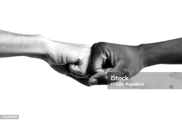 Photo libre de droit de Interracial Poings Ont banque d'images et plus d'images libres de droit de Respect - Respect, Se saluer, Poing