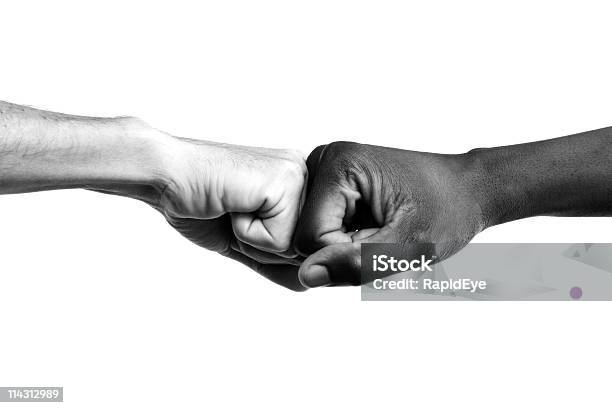 Interracial Fists Łączą - zdjęcia stockowe i więcej obrazów Szacunek - Szacunek, Witać się, Pięść