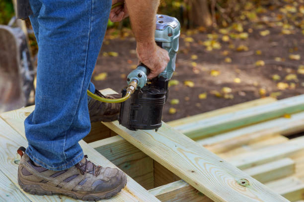handyman instalar pisos de madera en el patio, trabajando con pistola de uñas para uñas - air gun fotografías e imágenes de stock