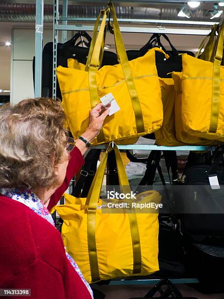 Bolsas De Compras Foto de stock y más banco de imágenes de Adulto - Adulto, Agarrar, Amarillo - Color