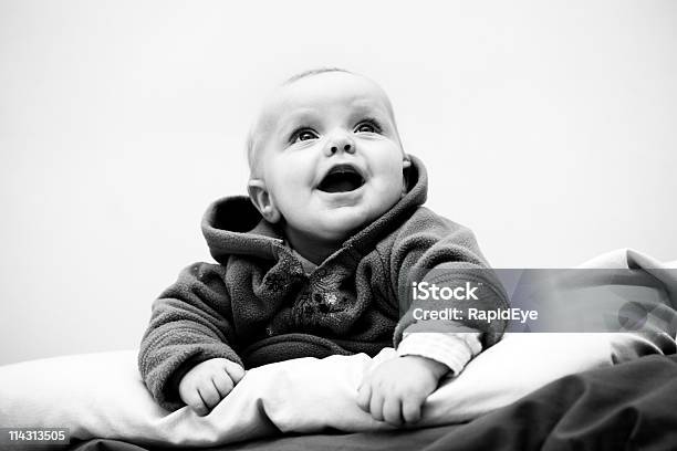 Szczęśliwy Dziecko - zdjęcia stockowe i więcej obrazów 0 - 11 miesięcy - 0 - 11 miesięcy, 6 - 11 miesięcy, Ciepła odzież