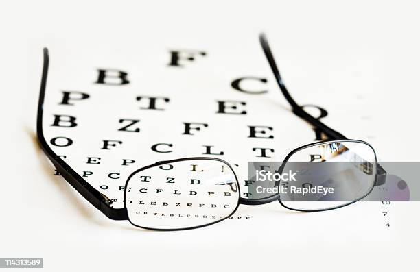 Brille Am Auge Chart Stockfoto und mehr Bilder von Alphabet - Alphabet, Augenheilkunde, Brille