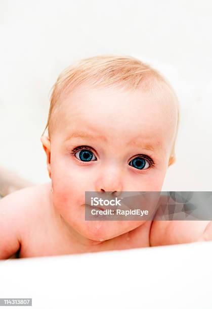 Banho De Bebé - Fotografias de stock e mais imagens de 6-11 meses - 6-11 meses, Ansiedade, Banheira