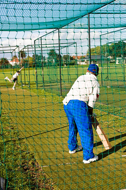 práctica de críquet - sport of cricket practicing cricket player net fotografías e imágenes de stock