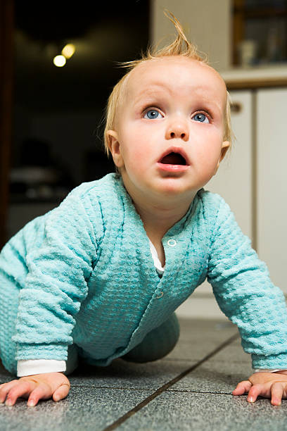bebê gatinhar - baby tile crawling tiled floor imagens e fotografias de stock