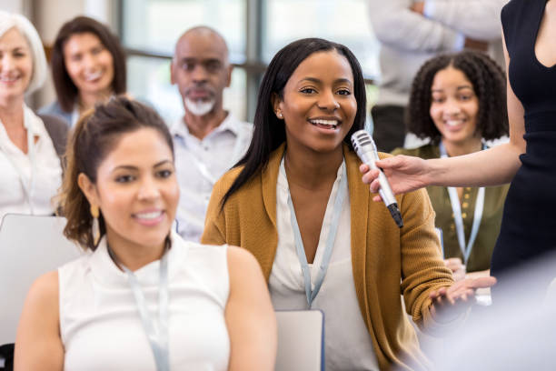 Q and A during a workshop at the expo During a workshop on specific strategies for small businesses, a mid adult woman asks a pertinent question. integration summit stock pictures, royalty-free photos & images