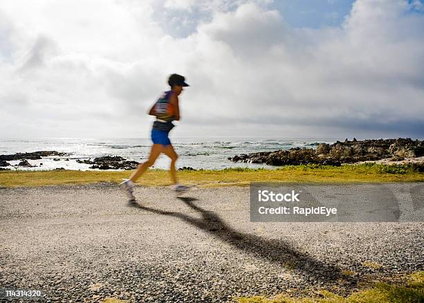 Corredor Solitário - Fotografias de stock e mais imagens de Meia maratona - Meia maratona, Adulto, Ao Ar Livre