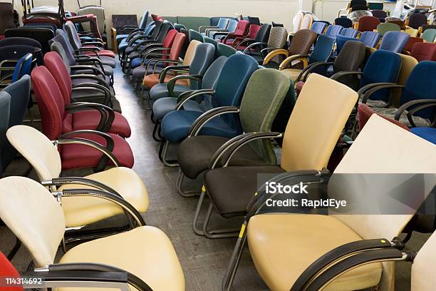 Muchísimas Sillas De Oficina Foto de stock y más banco de imágenes de Almacén - Almacén, Asiento, Color - Tipo de imagen