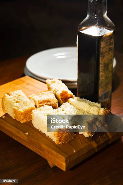 Pão - Fotografias de stock e mais imagens de Garrafa - Garrafa, Vinagre Balsâmico, Comida