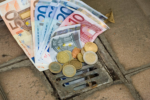 euro down the drain-englische redewendung - money down the drain stock-fotos und bilder
