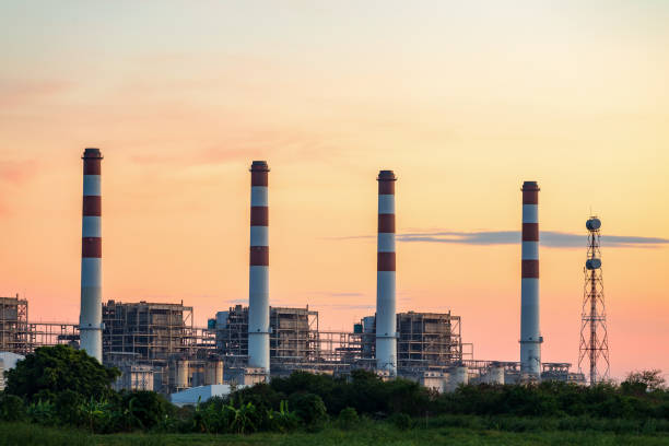 elektrische gasturbinenkraftwerk in der dämmerung mit dem zwielicht - coal fired power station stock-fotos und bilder