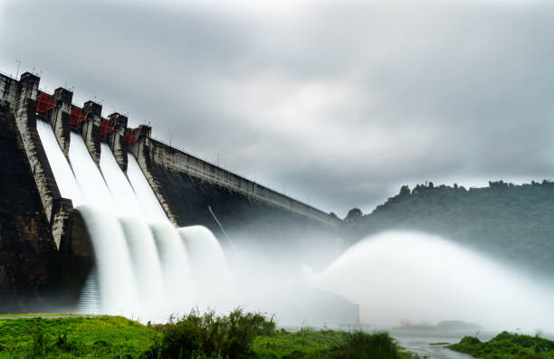 staudamm gibt wasser in einen fluss ab. - when it rains it pours stock-fotos und bilder