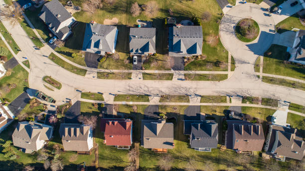 Top view directly above drone aerial view of the street in the residential neighborhood Libertyville, Vernon Hills, Chicago, Illinois. The residential neighborhood in Chicago, Illinois, USA, at the spring early morning urban sprawl stock pictures, royalty-free photos & images