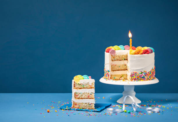 torta di compleanno colorata con fette e spruzzi - fetta di torta foto e immagini stock
