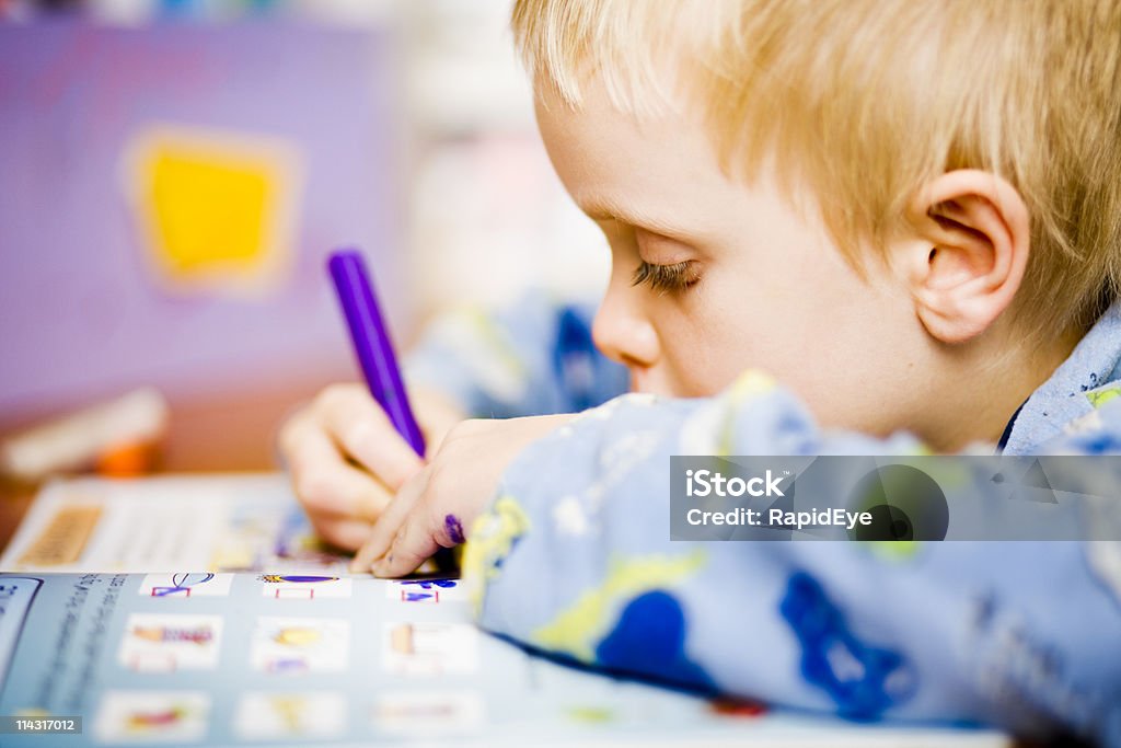Niño aprendiendo a escribir - Foto de stock de 4-5 años libre de derechos