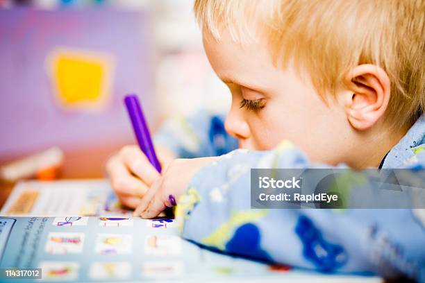 Niño Aprendiendo A Escribir Foto de stock y más banco de imágenes de 4-5 años - 4-5 años, Aprender, Color - Tipo de imagen