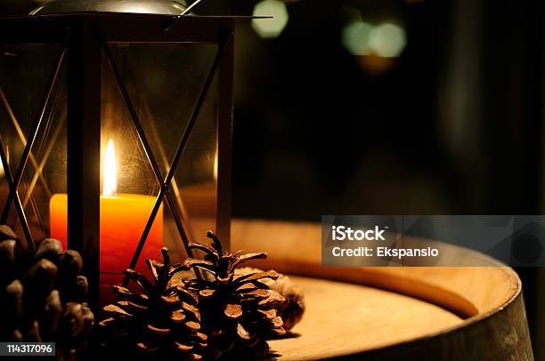 Kerze Auf Einem Holzfass Stockfoto und mehr Bilder von Abenddämmerung - Abenddämmerung, Beleuchtet, Brennen