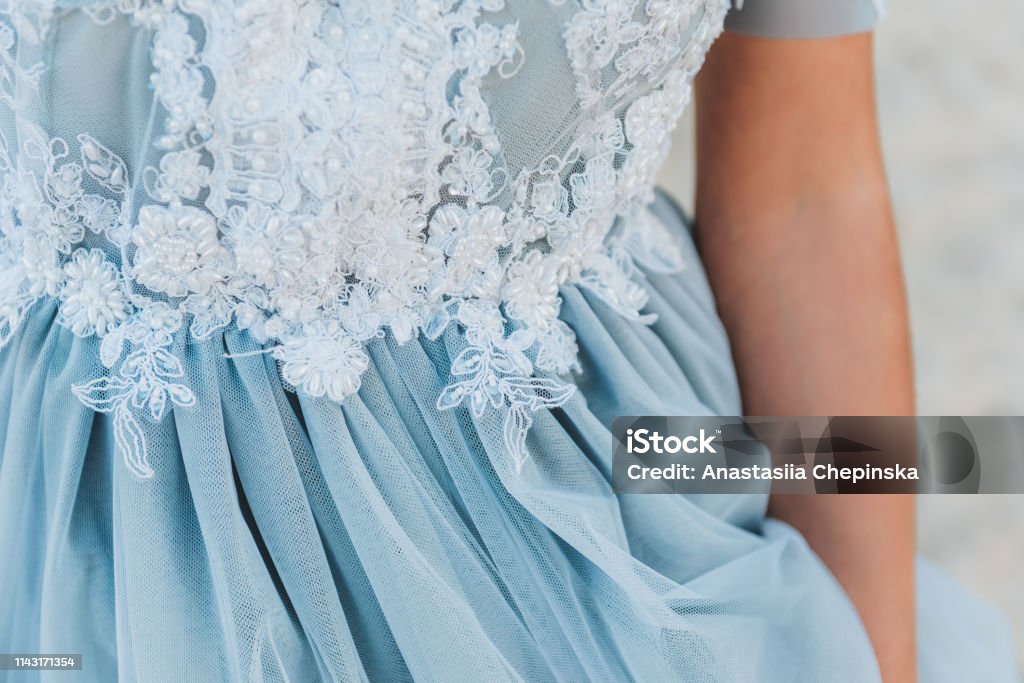 Details auf einem hellblauen Hochzeitskleid schließen - Lizenzfrei Arm - Anatomiebegriff Stock-Foto