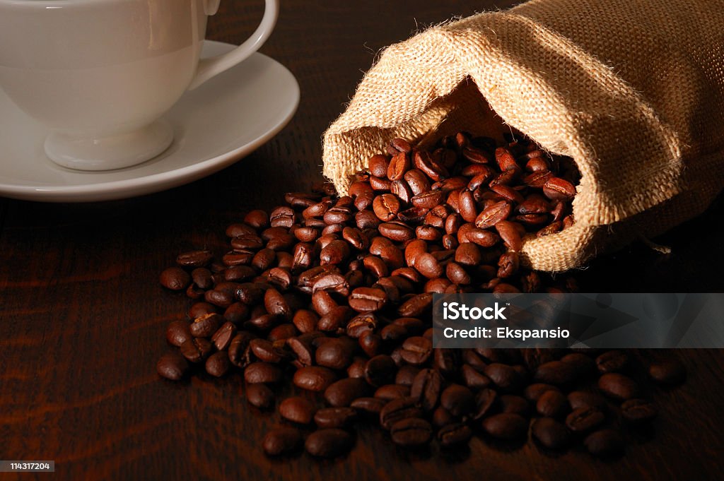 Taza de granos de café y - Foto de stock de Café - Cultivo libre de derechos