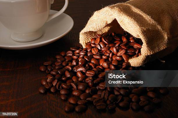 Taza De Granos De Café Y Foto de stock y más banco de imágenes de Café - Cultivo - Café - Cultivo, Alimento tostado, Saco - Bolsa