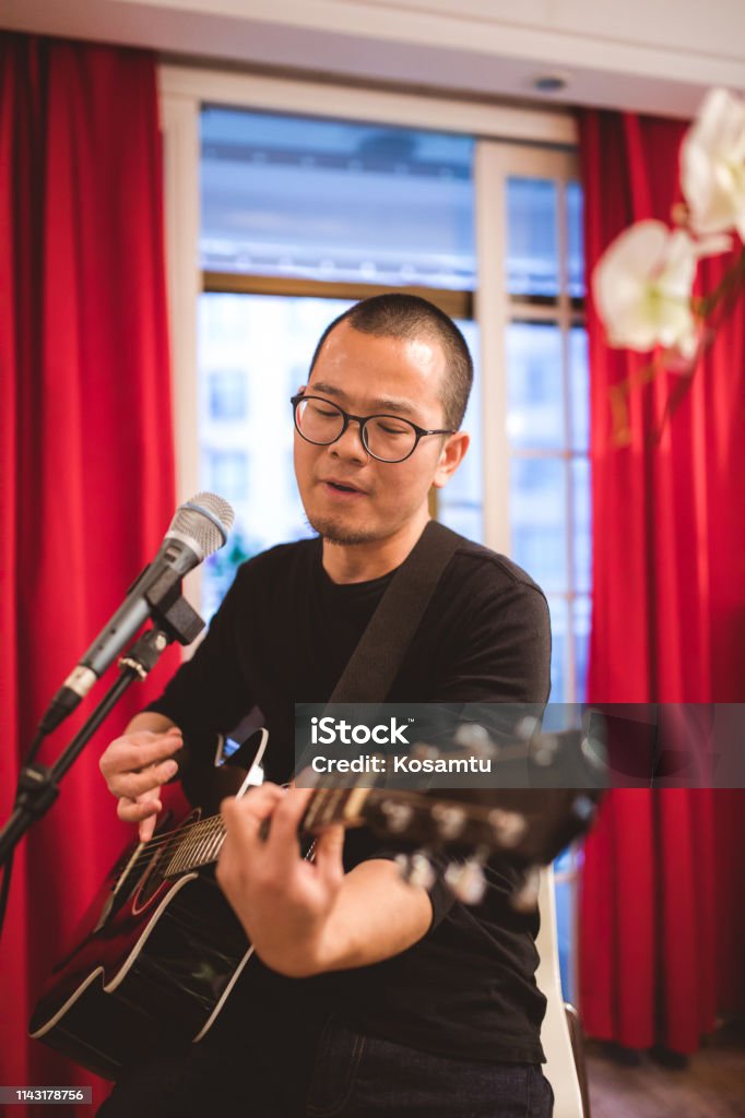 Soms soms Ploeg gemiddelde Chinese Pop Singer Playing Guitar And Singing Stock Photo - Download Image  Now - 30-39 Years, Acoustic Guitar, Acoustic Music - iStock