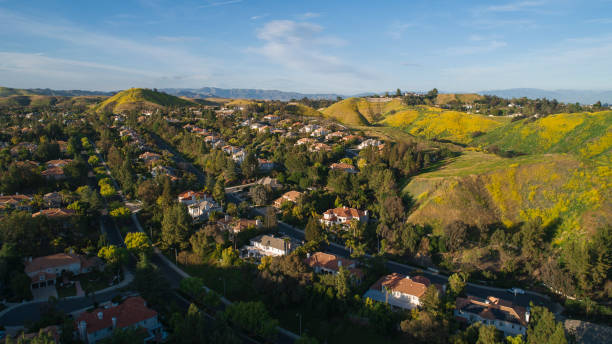 a cidade de calabasas em montanhas de santa monica, condado de los angeles, califórnia, eua. foto aérea. - hill green california grass - fotografias e filmes do acervo