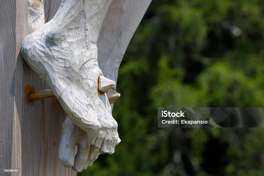Estatua del cristo de madera cuadrados Nailed a Cross contra verde - Foto de stock de Aire libre libre de derechos