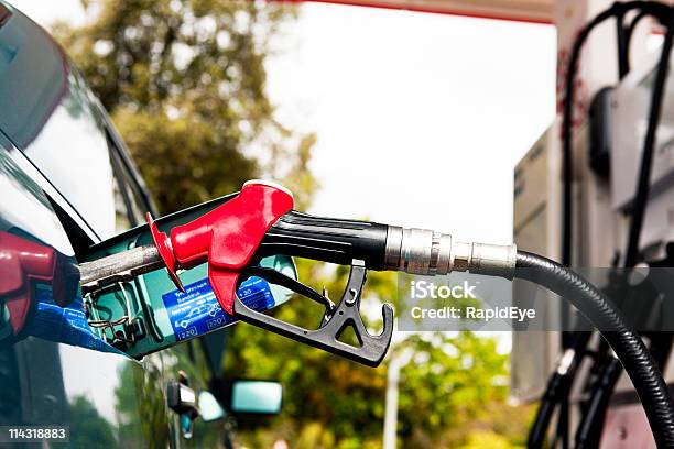 Riempimento - Fotografie stock e altre immagini di Benzina - Benzina, Combustibile fossile, Composizione orizzontale