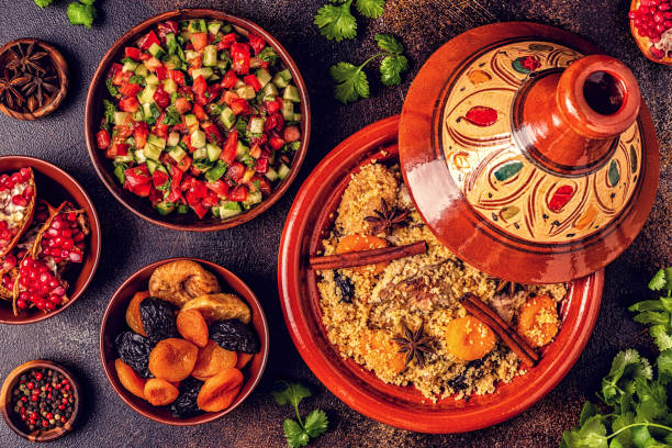 traditionelle marokkanische tajine von hühnern mit getrockneten früchten und gewürzen - marokkanische kultur stock-fotos und bilder