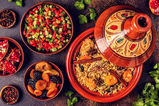 Tajine tradicional marroquí de pollo con frutas secas y especias photo