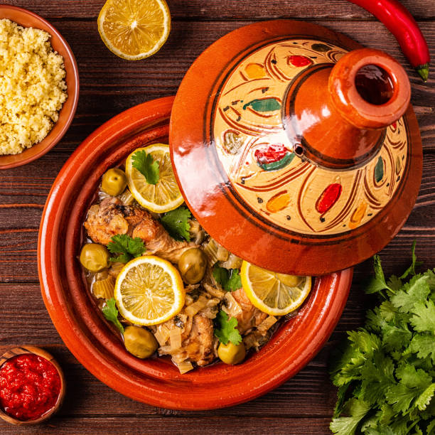 traditionelle marokkanische tajine von huhn mit gesalzenen zitronen, oliven. - marokkanische kultur stock-fotos und bilder