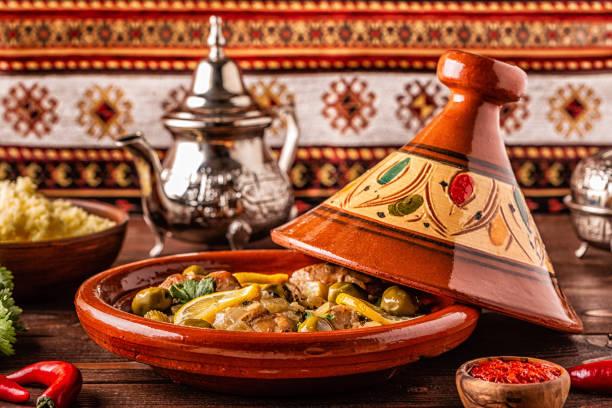 traditionelle marokkanische hühnertagine mit oliven und gesalzenen zitronen - marokkanische kultur stock-fotos und bilder
