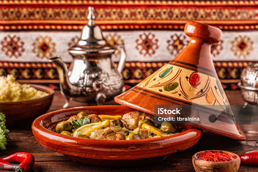 Tagine ayam tradisional Maroko dengan zaitun dan lemon asin - Bebas Royalti Tajin Foto Stok Tagine ayam tradisional Maroko dengan zaitun dan lemon asin - Bebas Royalti Tajin Foto Stok