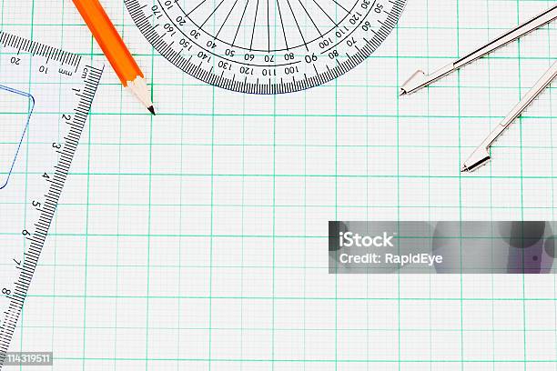 Photo libre de droit de Frontière De Math banque d'images et plus d'images libres de droit de Papier millimétré - Papier millimétré, Compas de construction géométrique, En papier