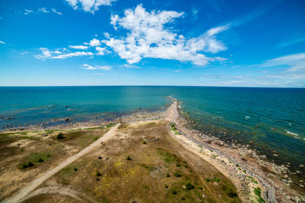 spiaggia rocciosa nell'isola di hiiumaa estonia - hiiumaa foto e immagini stock