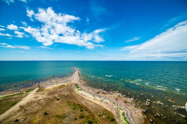 spiaggia rocciosa nell'isola di hiiumaa estonia - hiiumaa foto e immagini stock