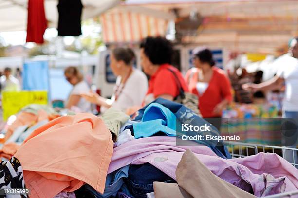 Bargains Mercado - Fotografias de stock e mais imagens de Caos - Caos, Fazer Compras, Venda de garagem