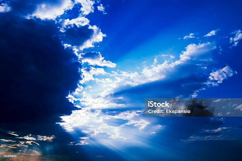 Sunrays através de nuvens - Royalty-free Alto-Contraste Foto de stock