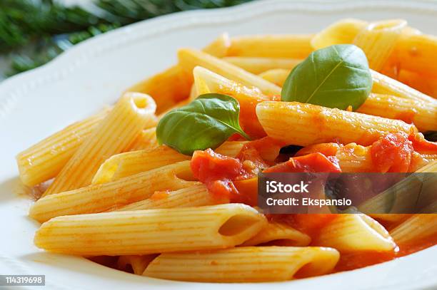 Prato De Macarrão - Fotografias de stock e mais imagens de Penne - Penne, Molho de Tomate - Molho, Alimentação Saudável