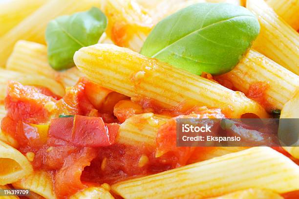 Piatto Di Pasta Closeup - Fotografie stock e altre immagini di Alimentazione sana - Alimentazione sana, Basilico, Carboidrato - Componente di organismo vivente