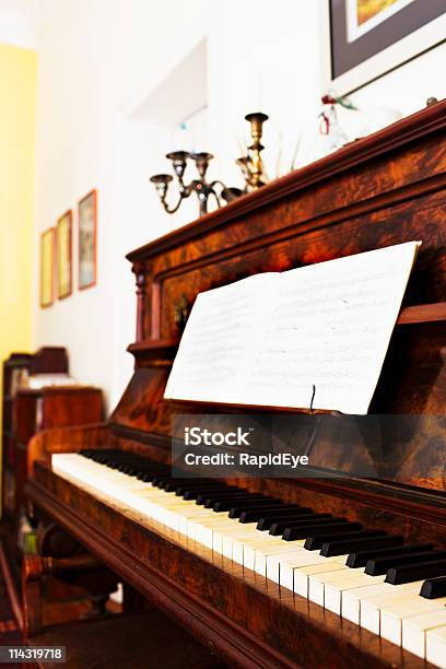 Das Alte Grand Piano Stockfoto und mehr Bilder von Altertümlich - Altertümlich, Ausrüstung und Geräte, Ebenholz