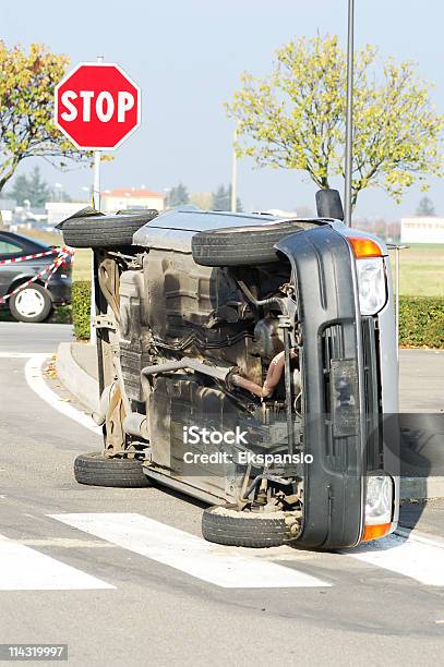 オーバーターン車 - 自動車事故のストックフォトや画像を多数ご用意 - 自動車事故, カーマフラー, 複雑