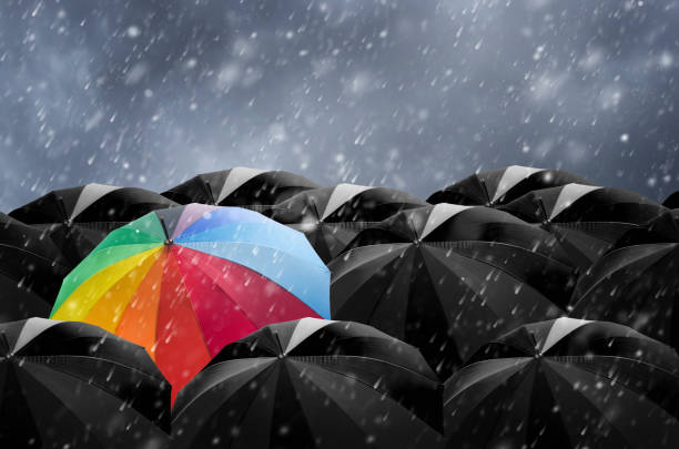 зонтик в шторме. - standing out from the crowd individuality umbrella contrasts стоковые фото и изображения
